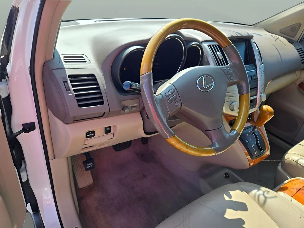 Used 2007 White Lexus 350 image 19