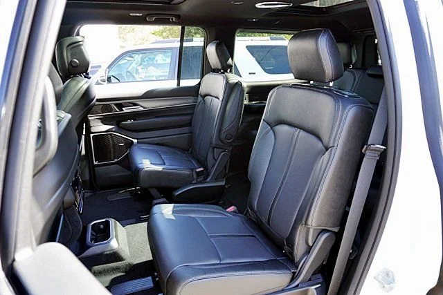 New 2026 Bright White Clear-Coat Exterior Paint Jeep Limited Altitude image 21