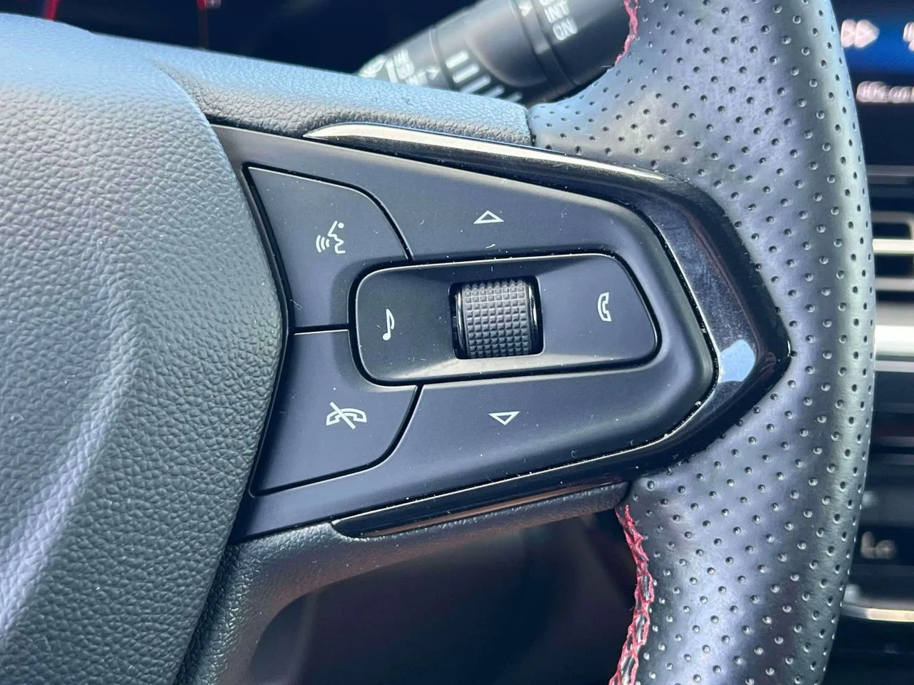 Used 2024 Sterling Gray Metallic Chevrolet FWD 2RS image 23