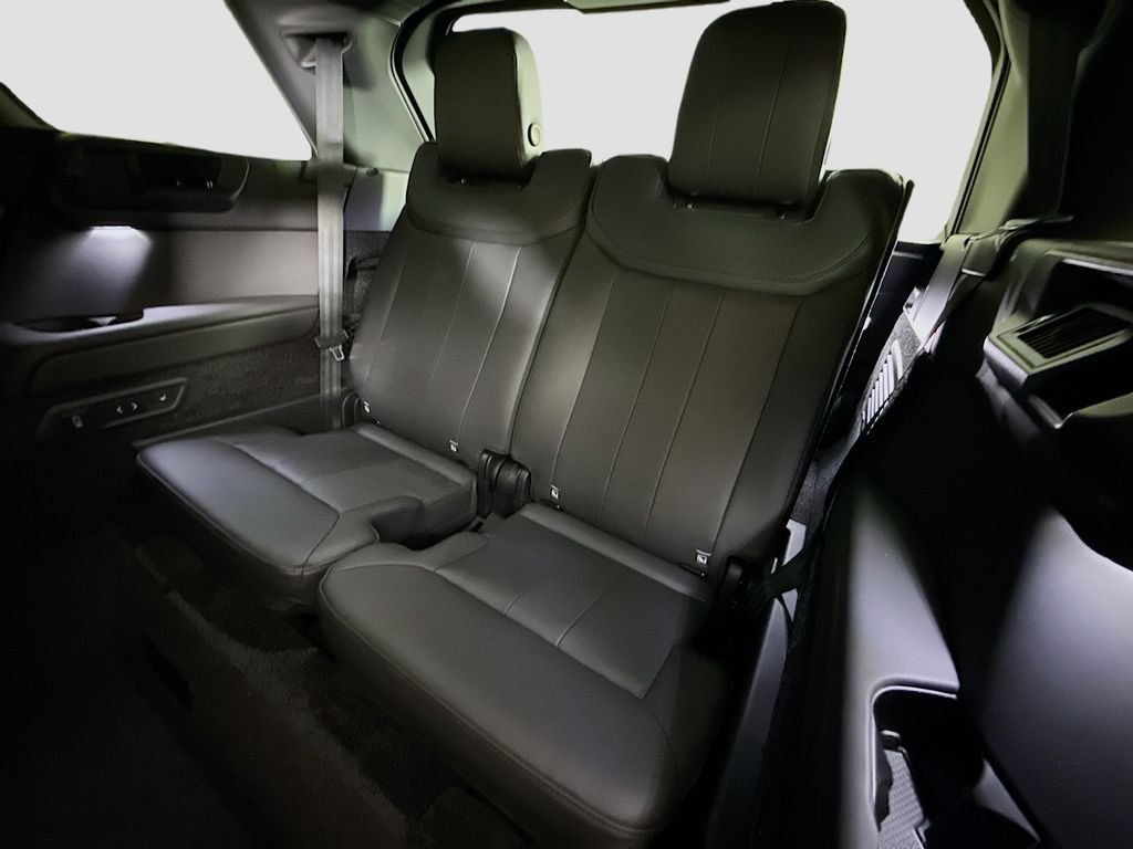 New 2026 Fuji White Land Rover SE image 31