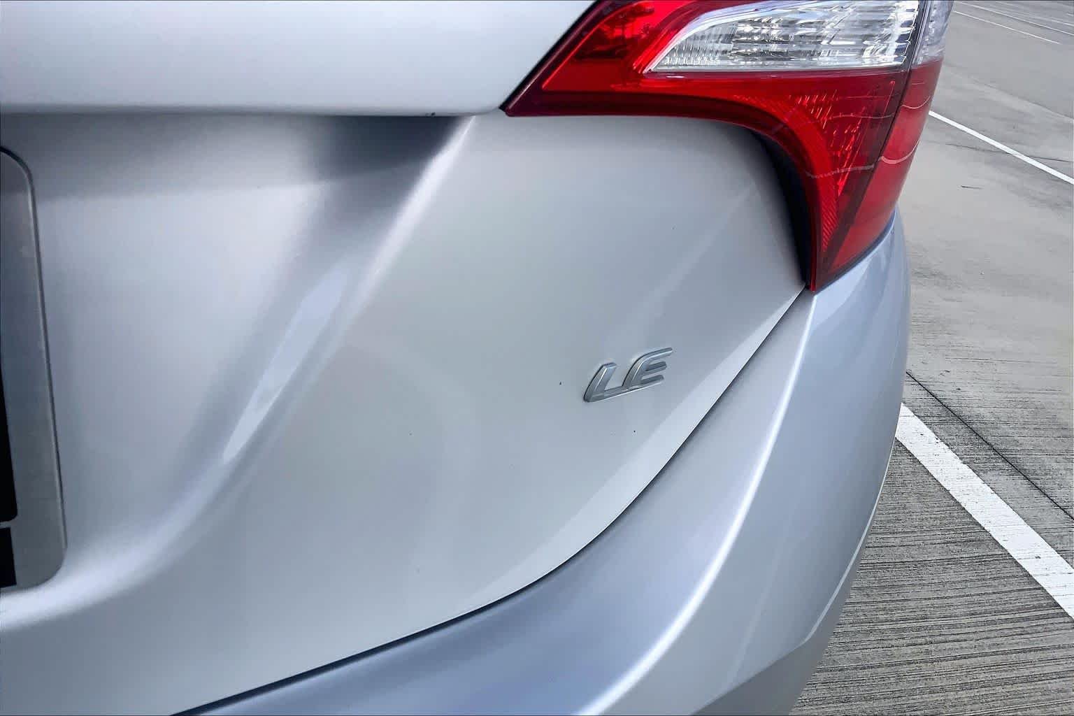 Used 2014 Classic Silver Metallic Toyota LE image 10