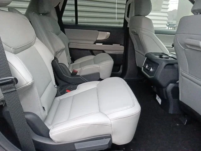 New 2025 Star White Metallic Tri-Coat Ford Active image 32