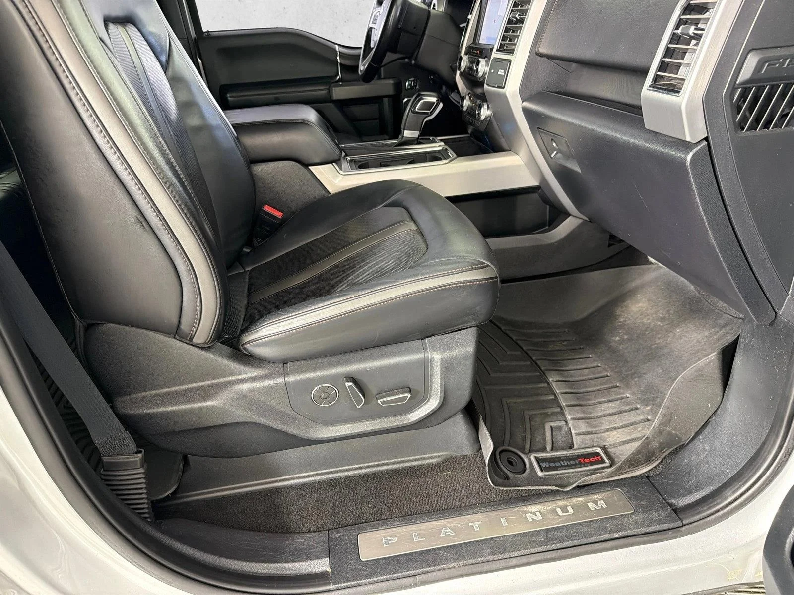 Used 2019 White Ford Platinum image 14