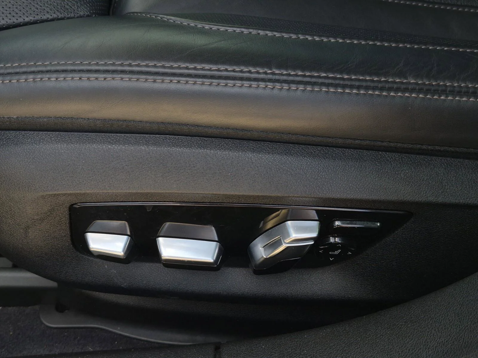 Used 2022 Black Sapphire Metallic BMW 740i image 15