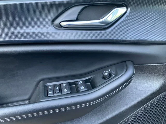 Used 2025 White Jeep Altitude image 22