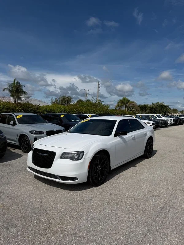 Used 2019  Chrysler Touring image 1