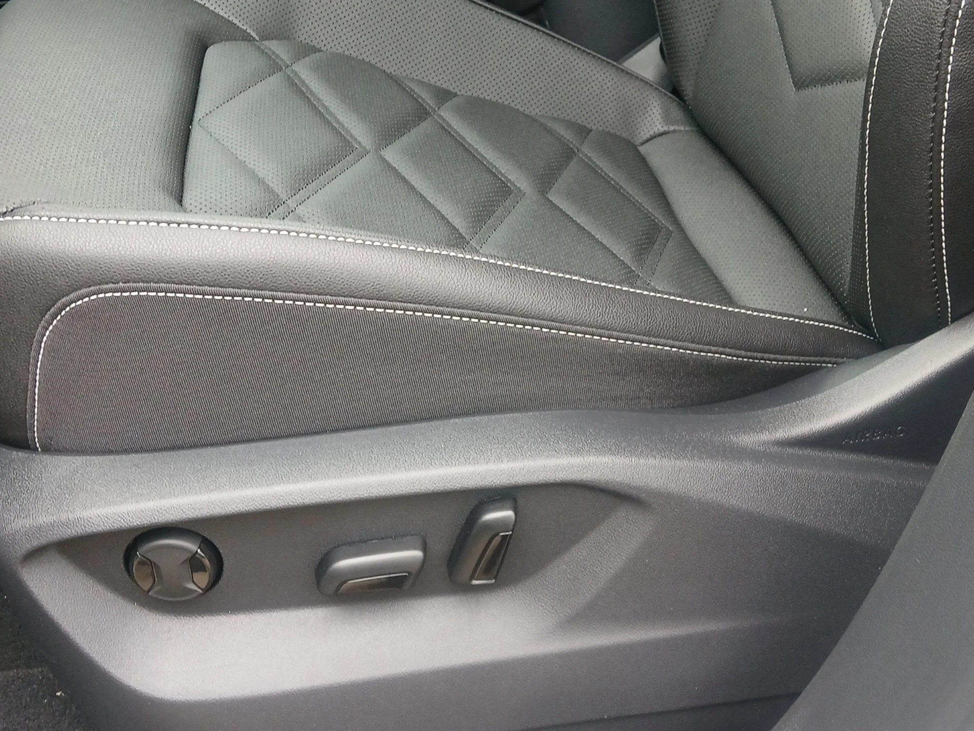 New 2026 Opal White Pearl Volkswagen 2.0T SE image 19