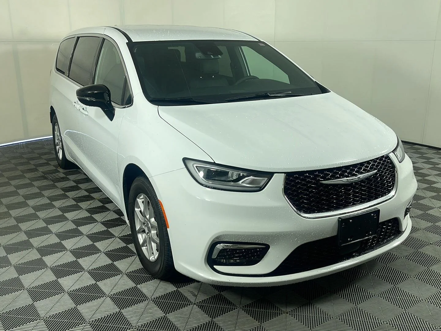 Used 2025 Bright White Clearcoat Chrysler Select image 4