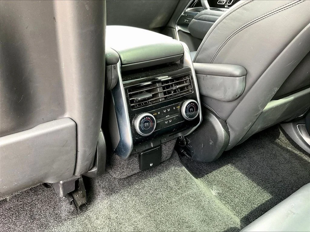 Used 2023 Fuji White Land Rover SE image 10