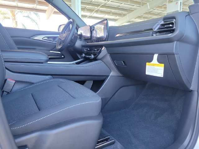 New 2027 Polar White Tricoat Chevrolet LT image 17
