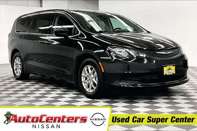 2023 Chrysler Voyager LX's photo