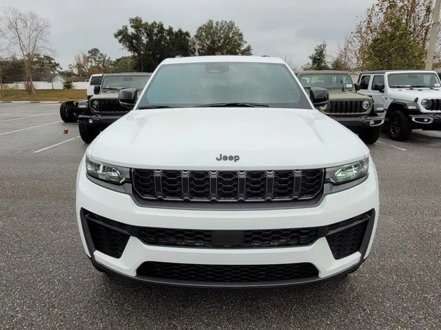 New 2026 Bright White Clear-Coat Exterior Paint Jeep Altitude image 18