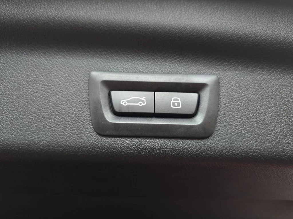 Used 2026 Space Silver Metallic BMW xDrive28i image 16