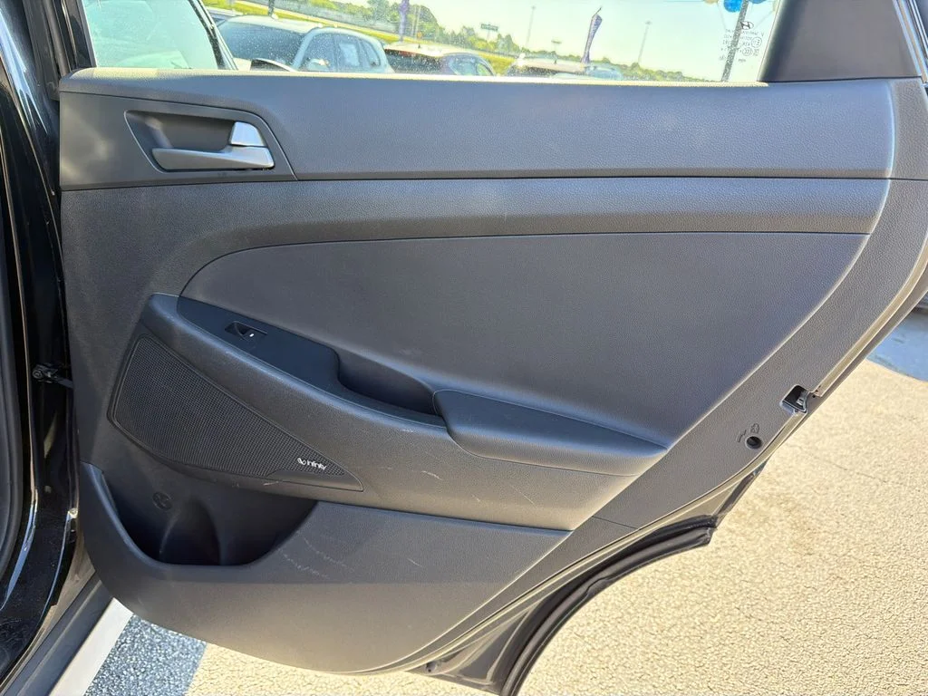 Used 2017 Black Hyundai SE Plus image 16