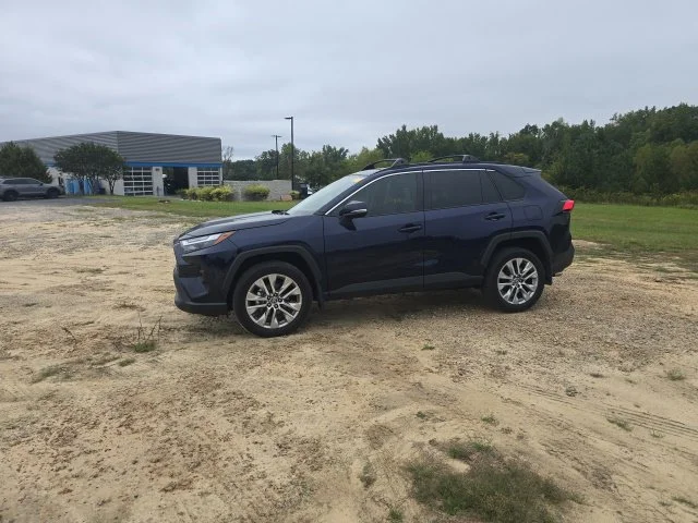 Used 2025  Toyota XLE Premium image 3