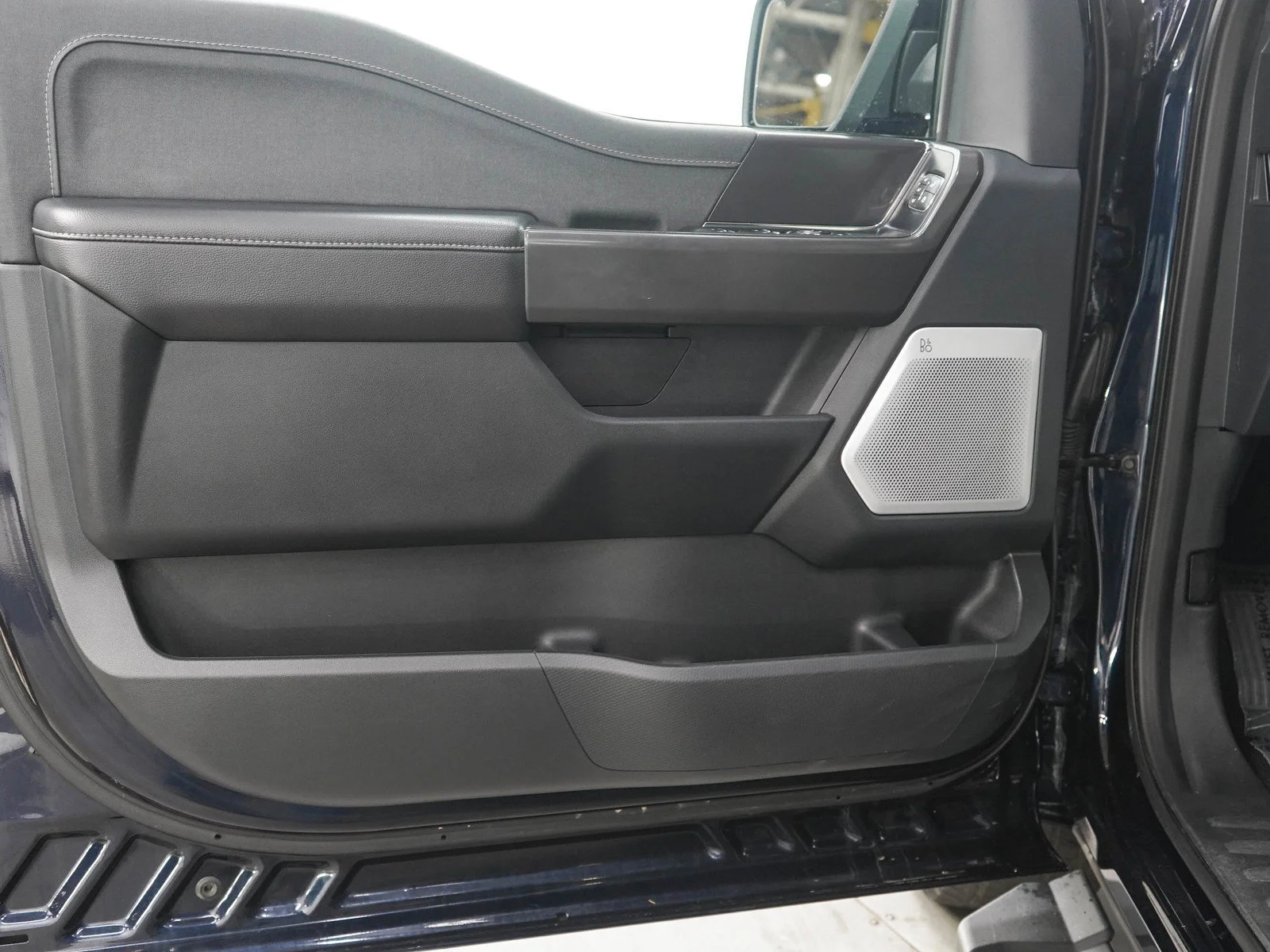 Used 2025 Atlas Blue Metallic Ford LARIAT image 17