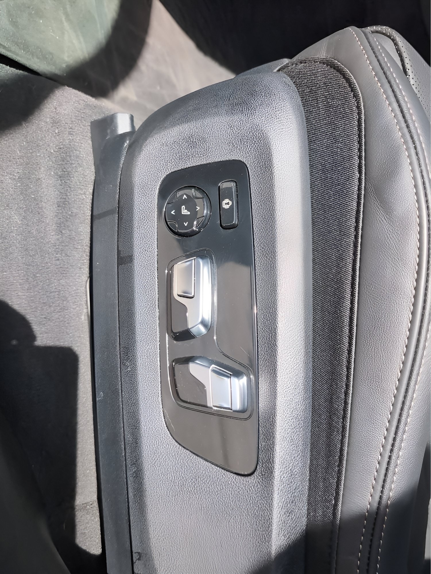 Used 2025 Black Sapphire Metallic BMW M60i image 13