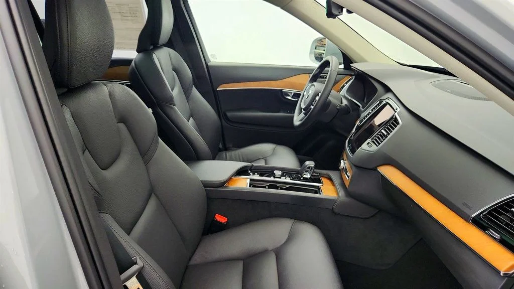Used 2025 Vapour Grey Metallic Volvo T8 AWD Plus 7-Seater w/ harman/kardon & 21