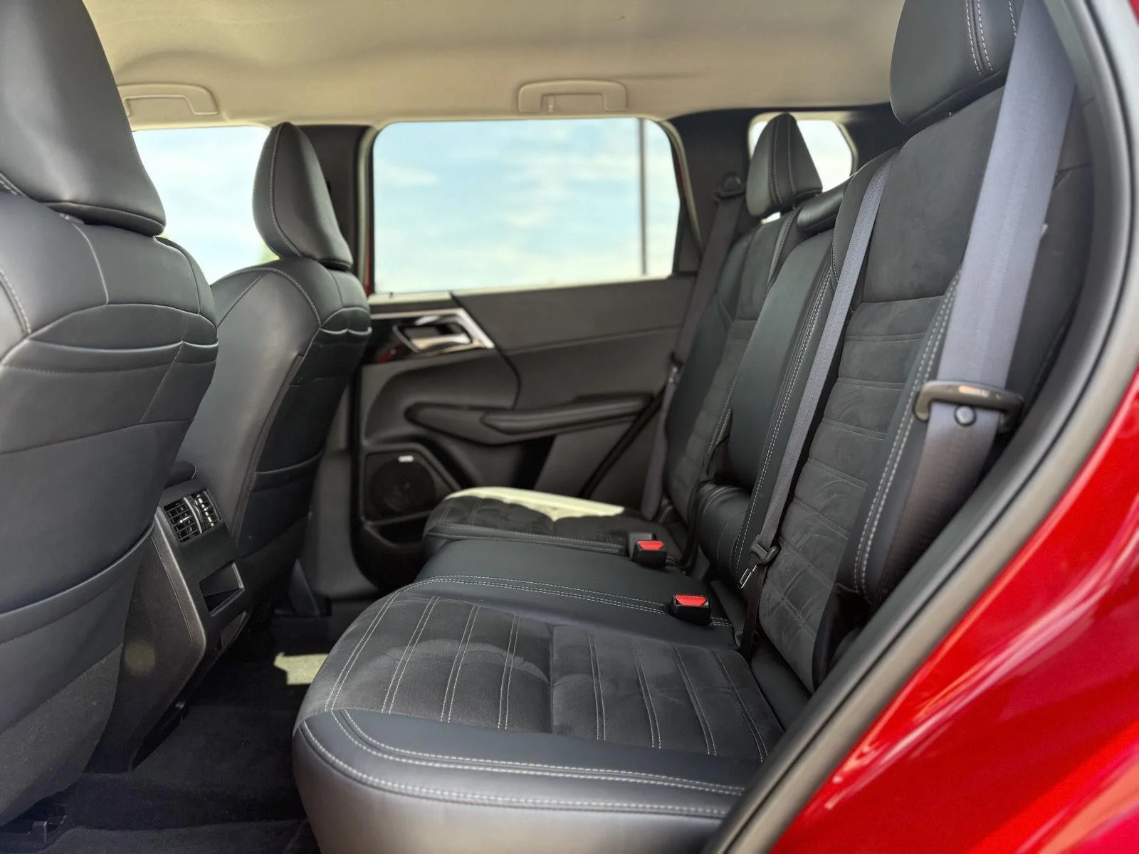 2025 Mitsubishi Outlander SE - Photo 13