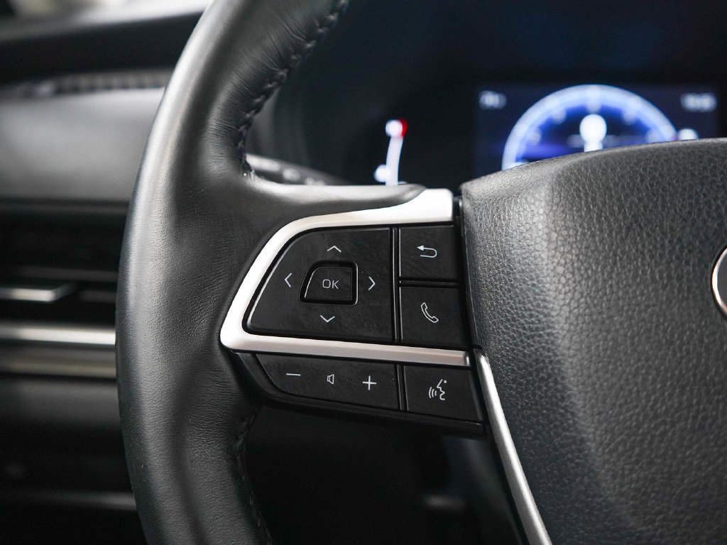 Used 2024 Pearl Toyota Xle image 27