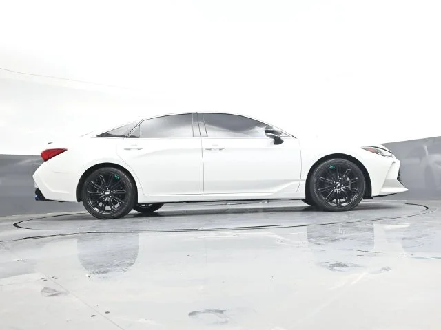 Used 2019 Pearl Toyota Touring image 32