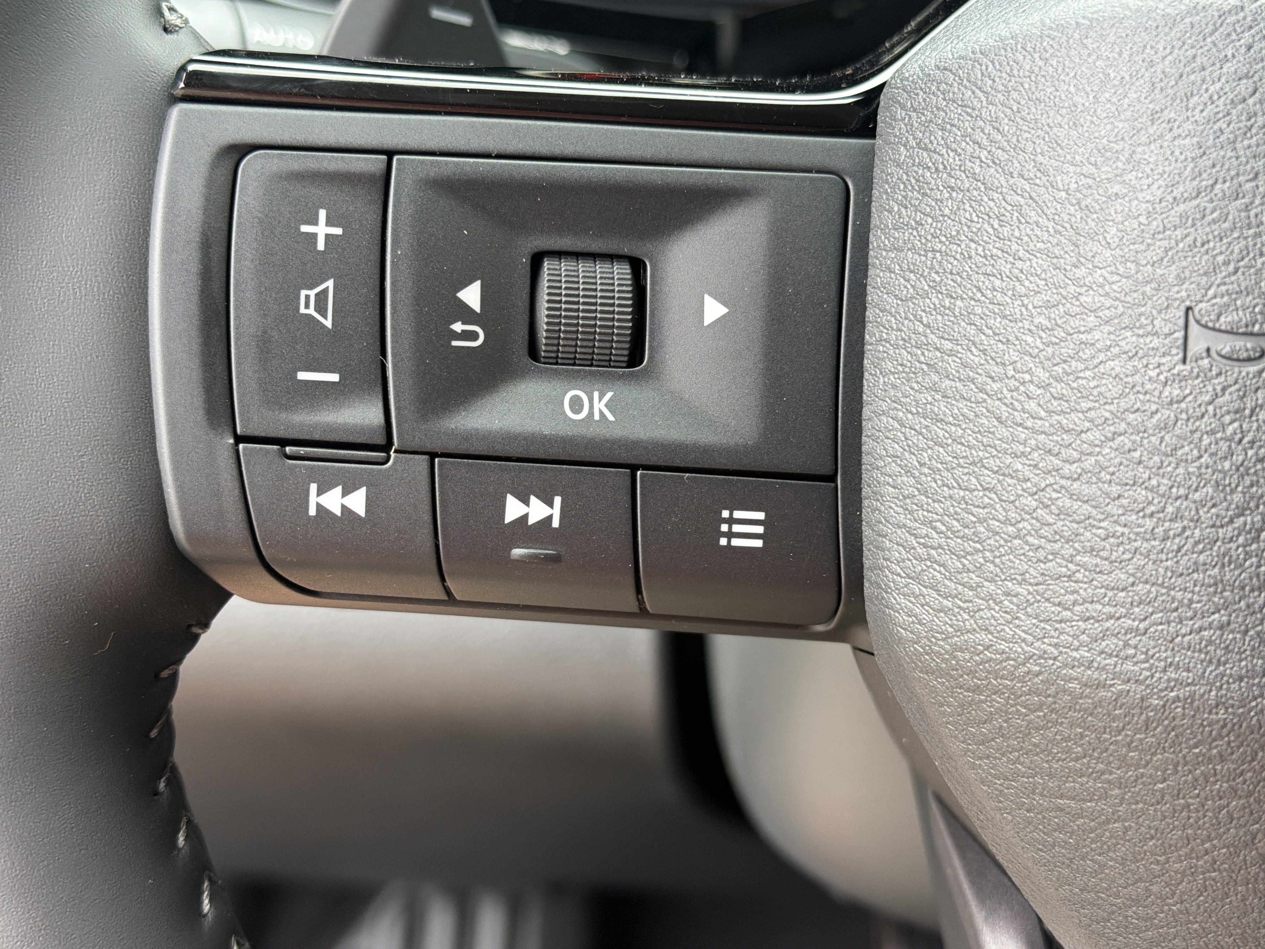 New 2026 Everest White Pearl Tricoat Nissan SL image 25