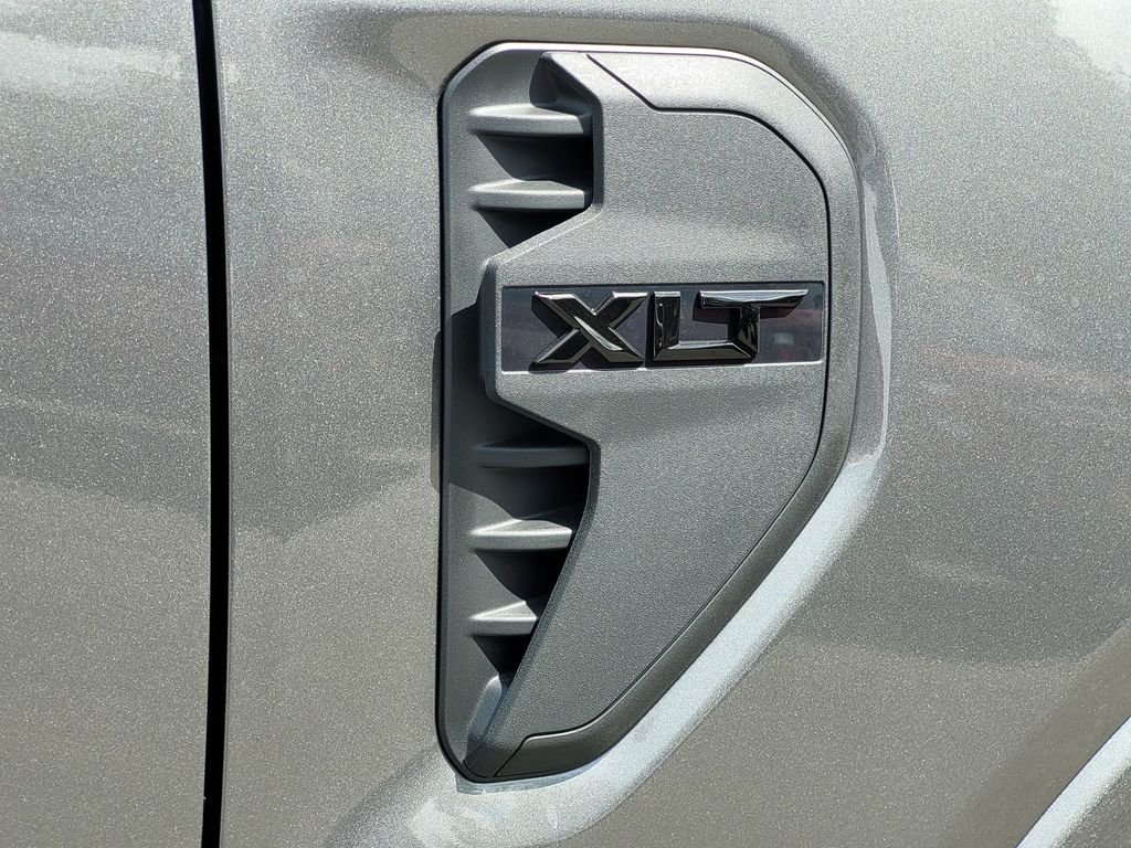 New 2026 Carbonized Gray Metallic Ford XLT image 5