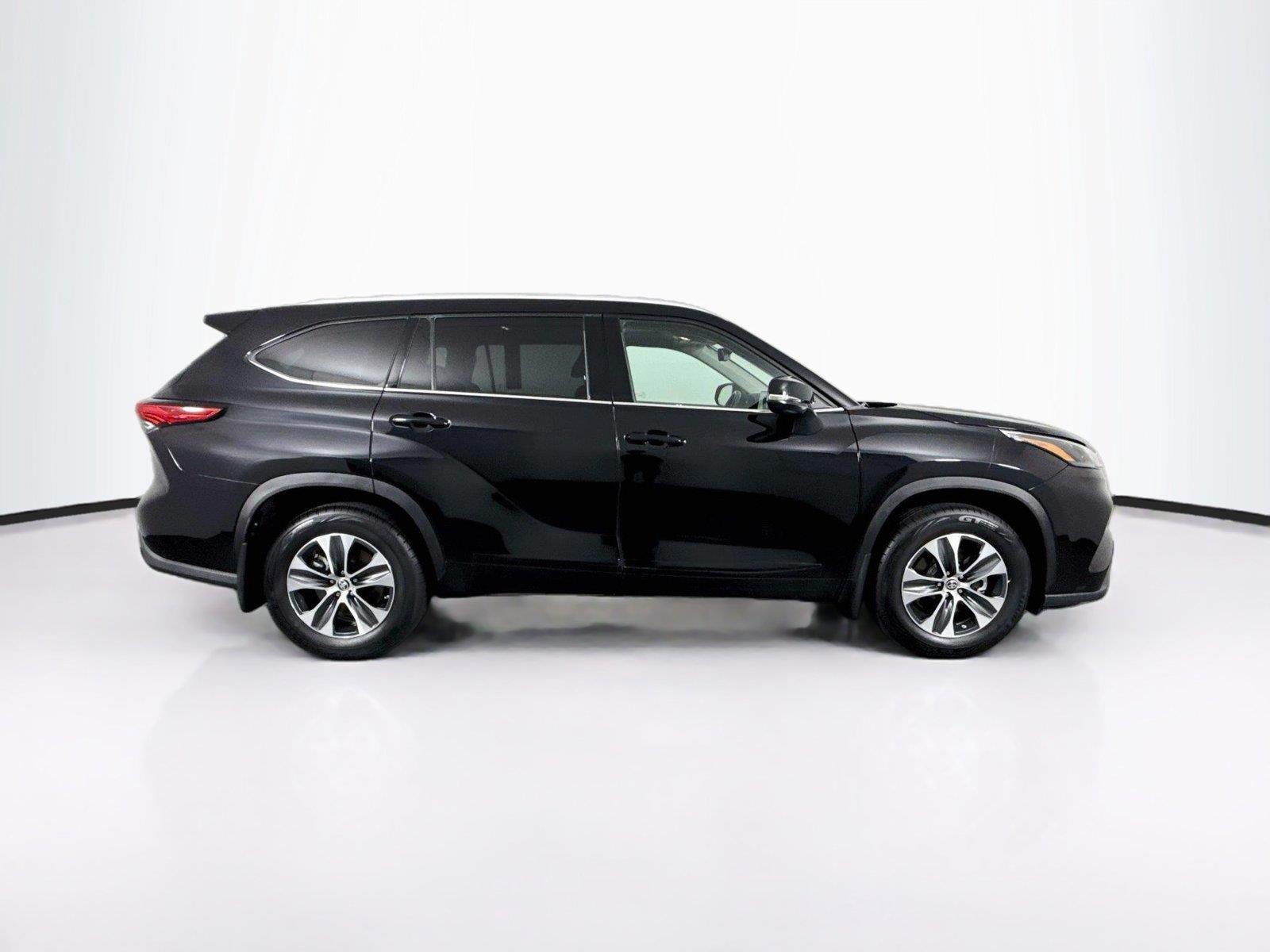 Used 2022 Midnight Black Metallic Toyota XLE image 10
