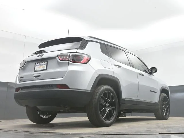 Used 2025 Silver Jeep Latitude image 41
