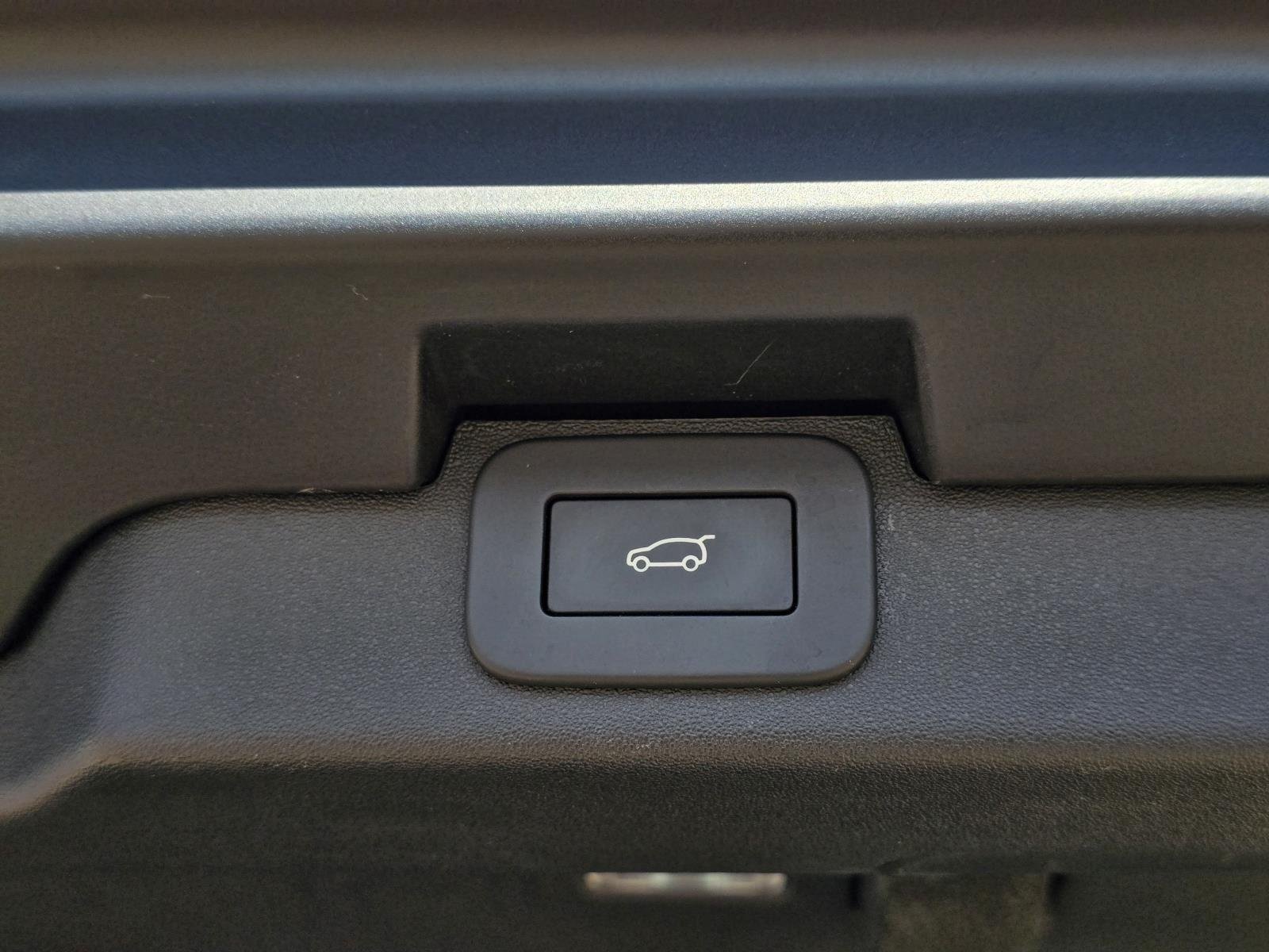 Used 2025 Santorini Black Metallic Land Rover S image 34