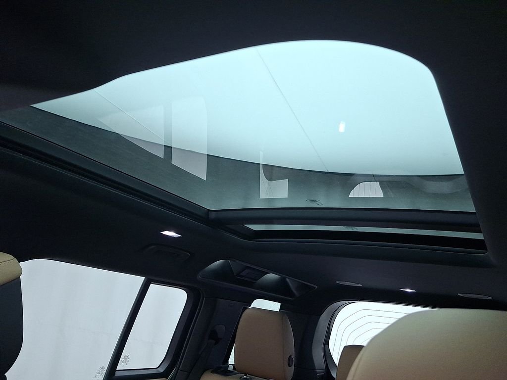 New 2026 Woolstone Green Land Rover X-Dynamic SE image 10