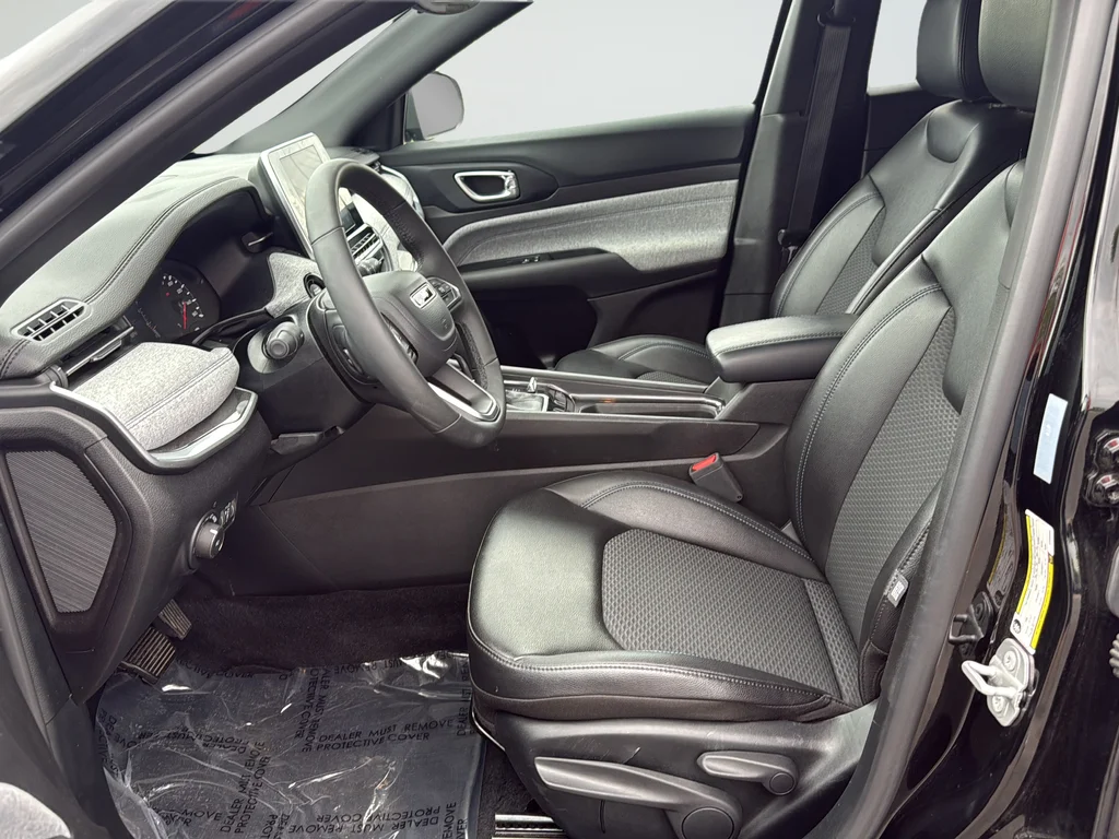 Used 2025 Black Jeep Latitude image 10
