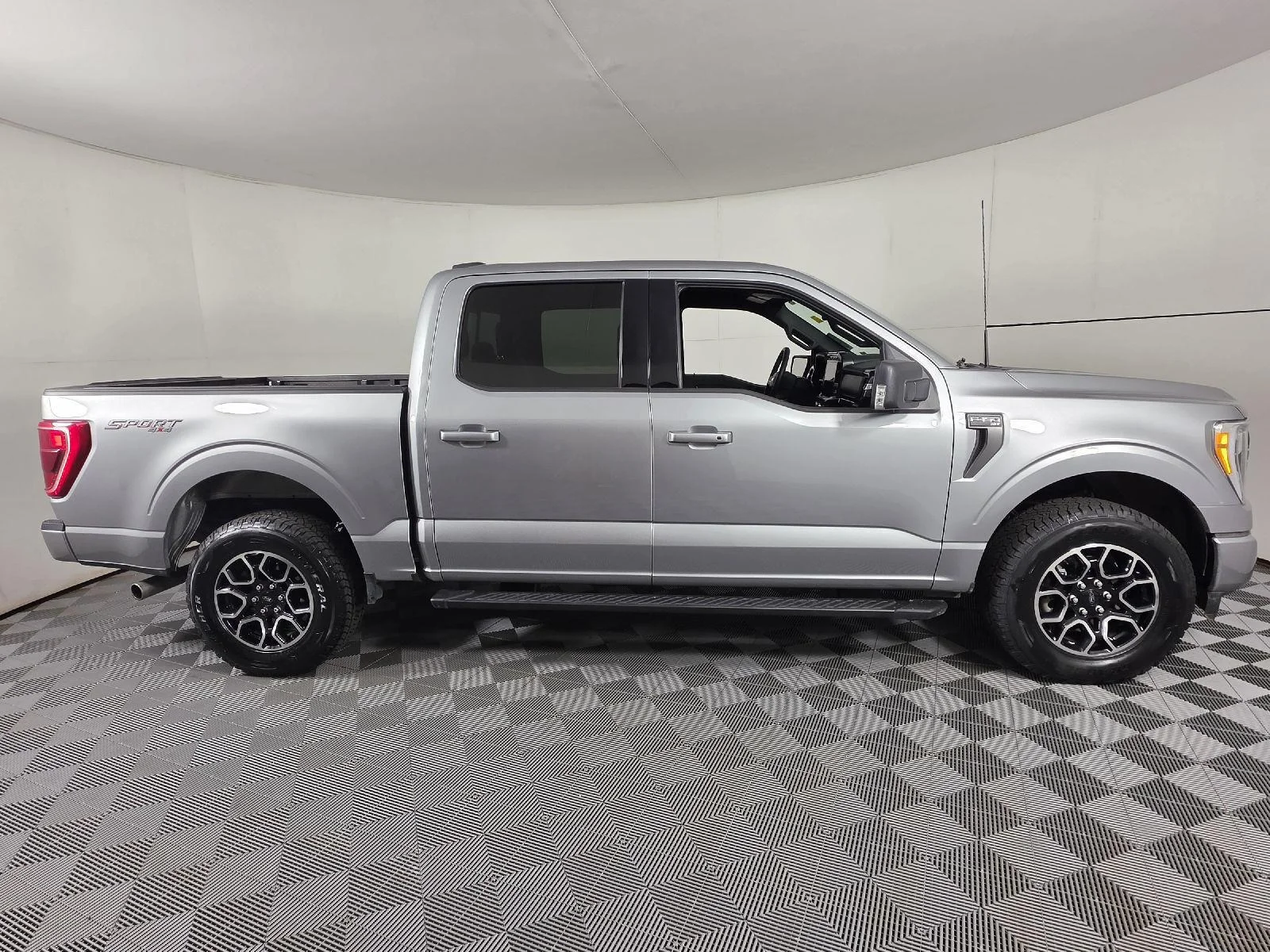 Used 2023 Iconic Silver Ford XLT image 11