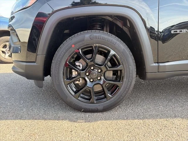 New 2026 Diamond Black Crystal Pearlcoat Jeep Latitude image 9