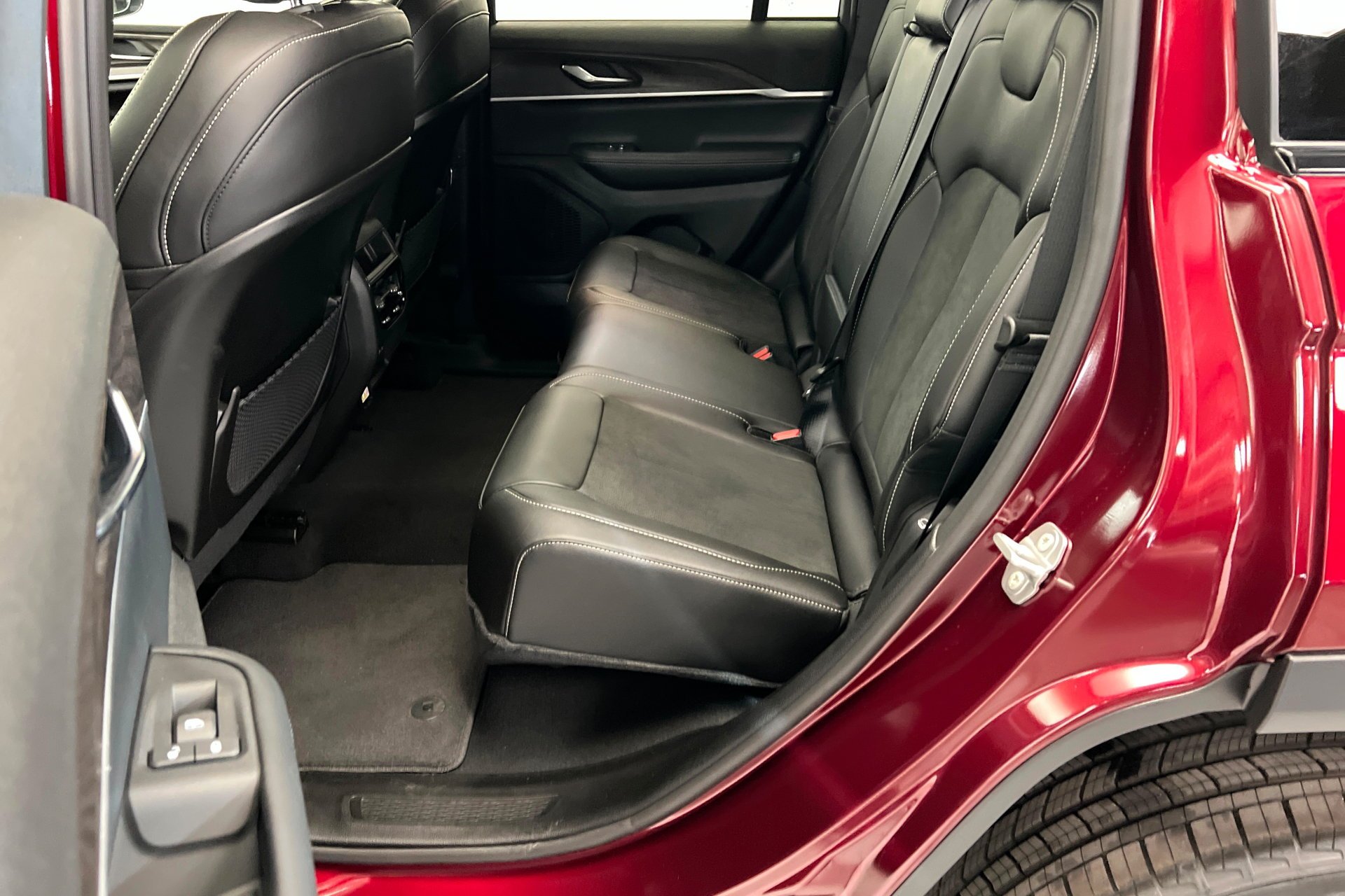 New 2026 Velvet Red Pearl-Coat Exterior Paint Jeep Laredo Altitude image 22