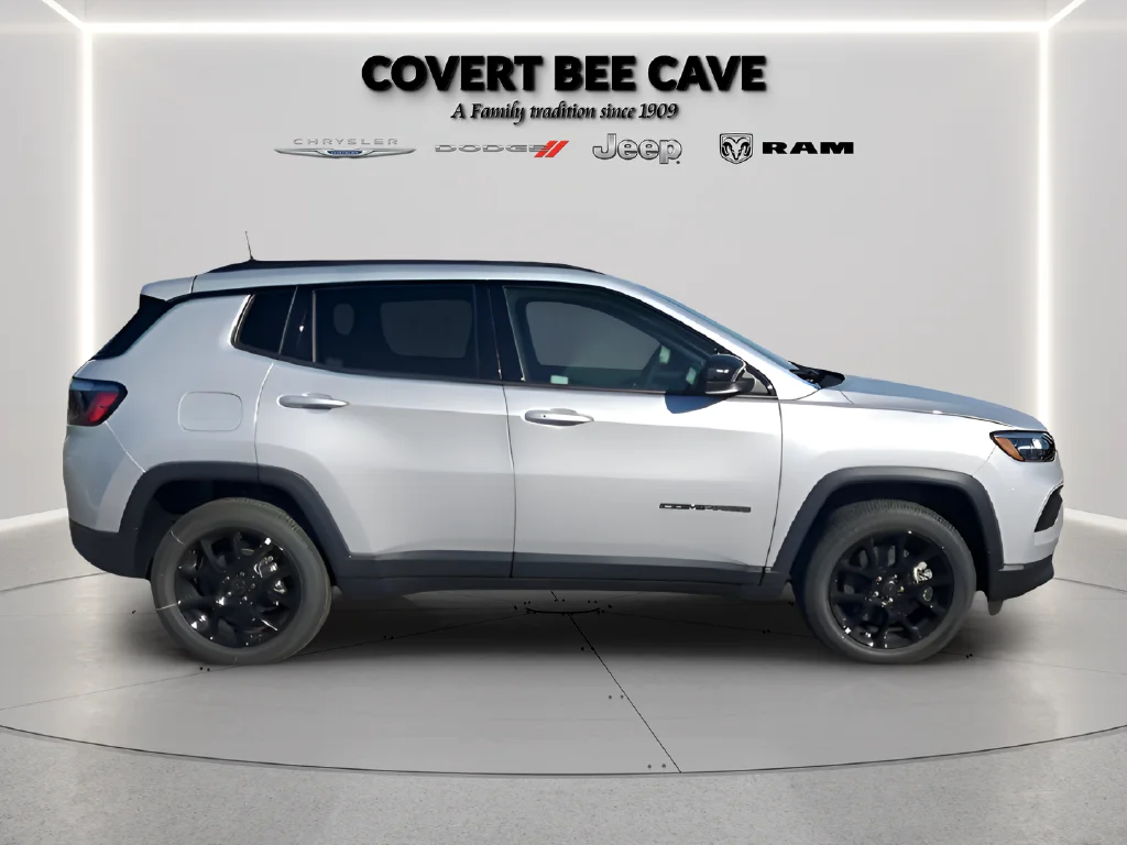 New 2026 Silver Zynith Metallic Clearcoat Jeep Latitude image 15