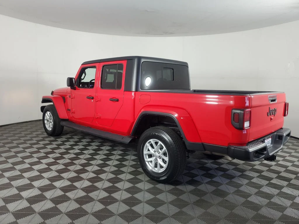 Used 2023 Red Jeep Sport S image 6