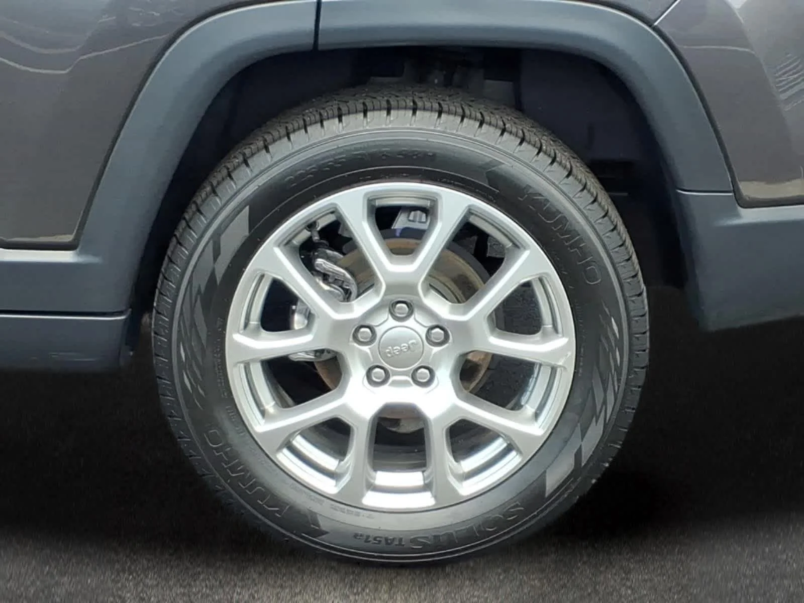 Used 2022 Granite Crystal Metallic Clearcoat Jeep Latitude Lux image 3