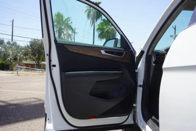 New 2026 Opal White Pearl Volkswagen 2.0T SE w/Technology image 15