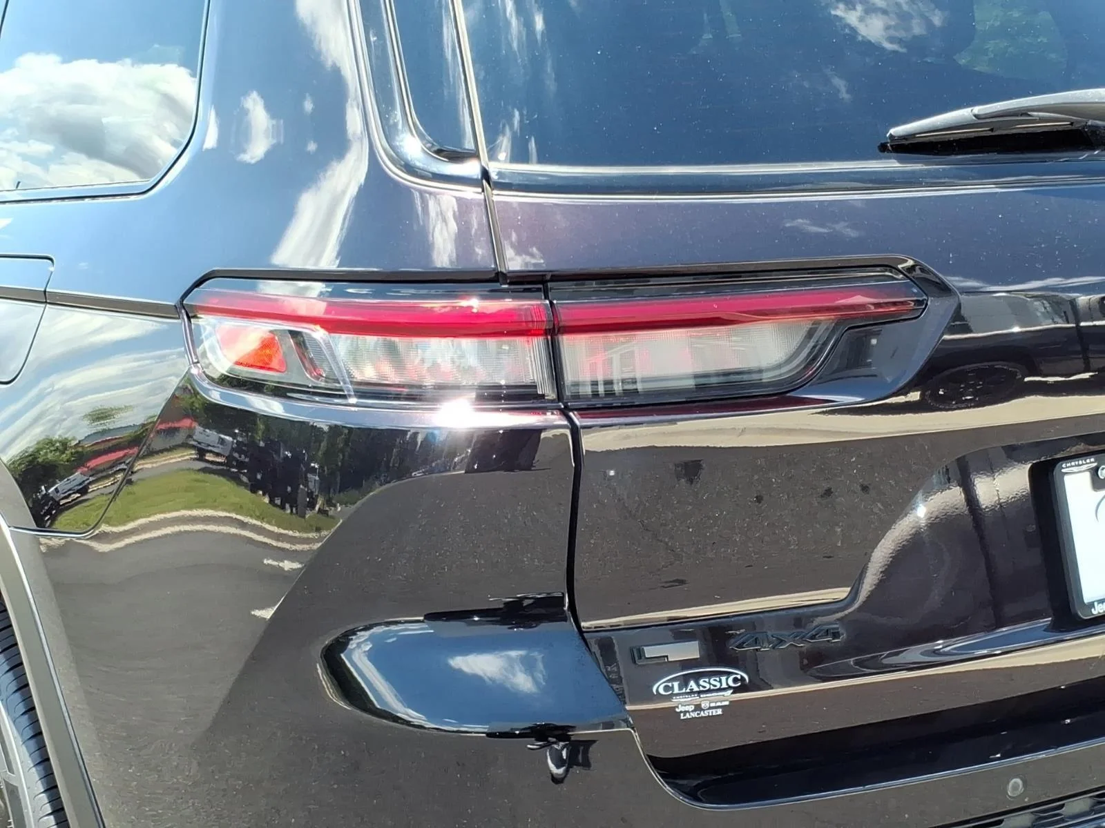Used 2022 Ember Pearlcoat Jeep Limited image 19