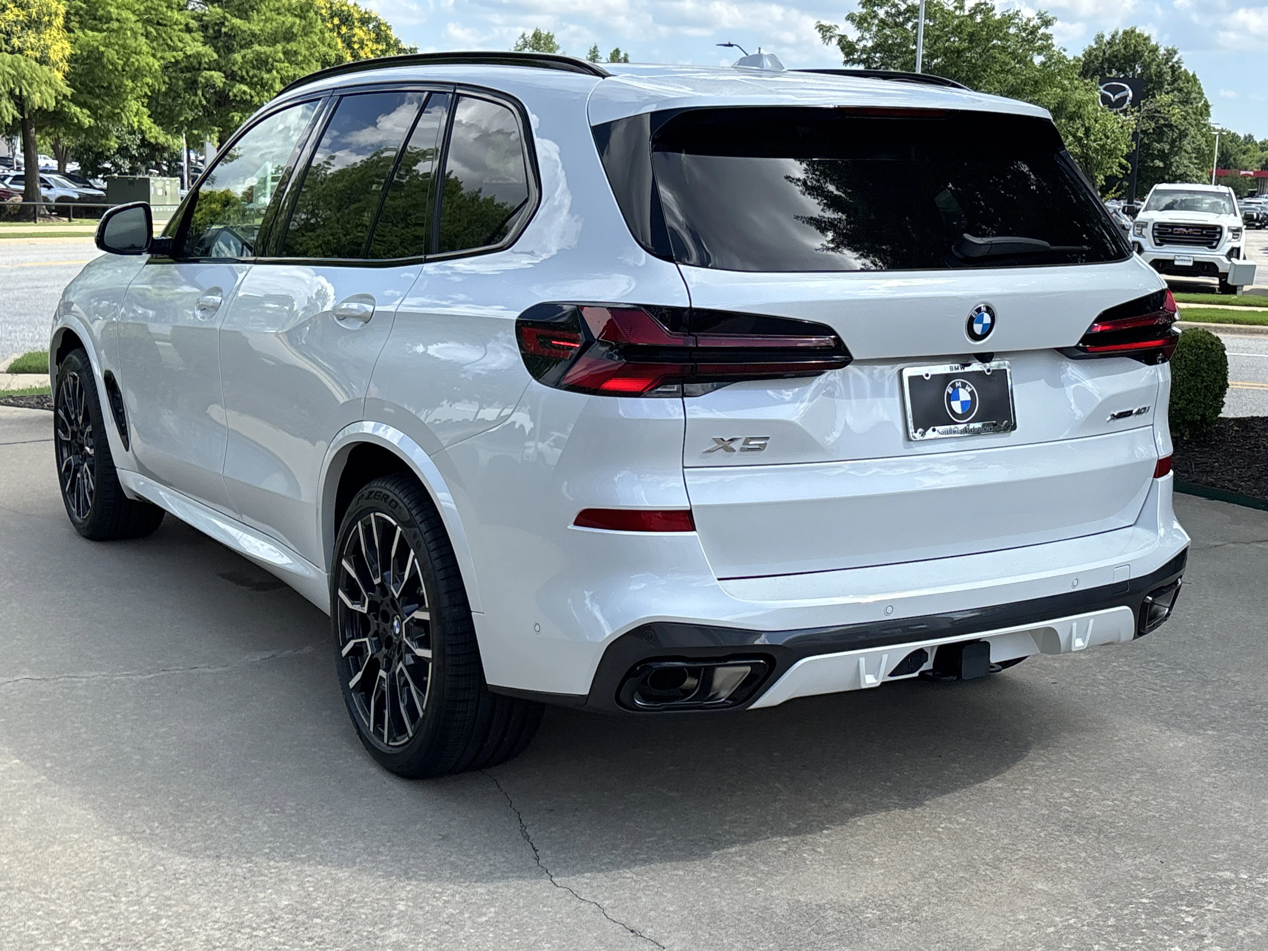 New 2026 MINERAL WHITE BMW xDrive40i image 3