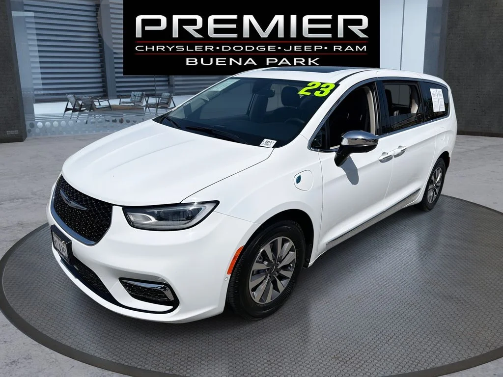 2023 Chrysler Pacifica Hybrid Limited Hybrid's photo