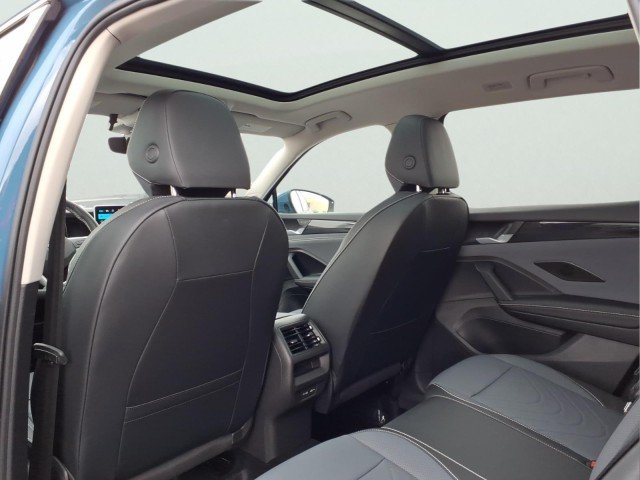 2026 Volkswagen Tiguan SE - Photo 11