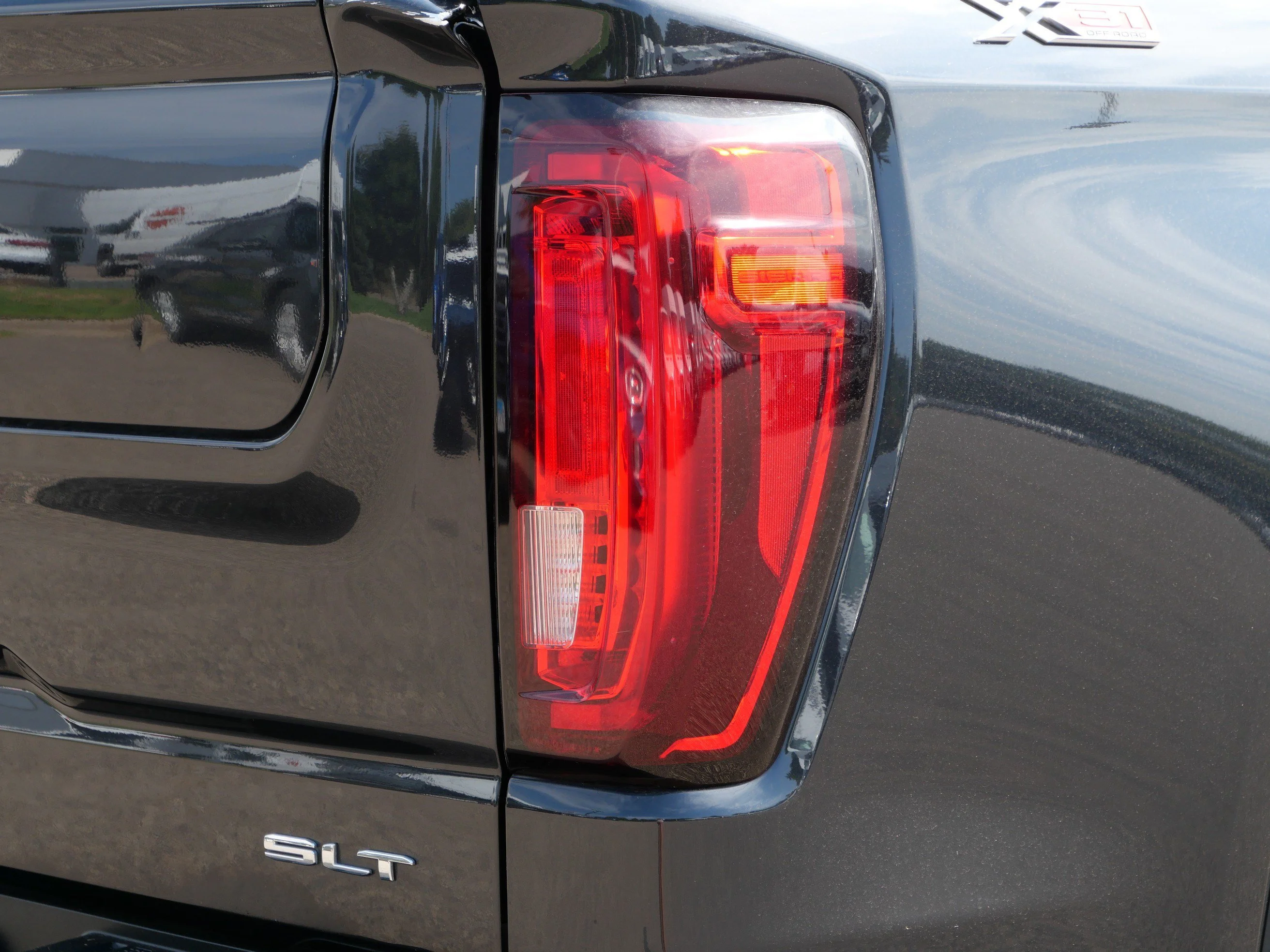 Certified Used 2020 Carbon Black Metallic GMC SLT image 17