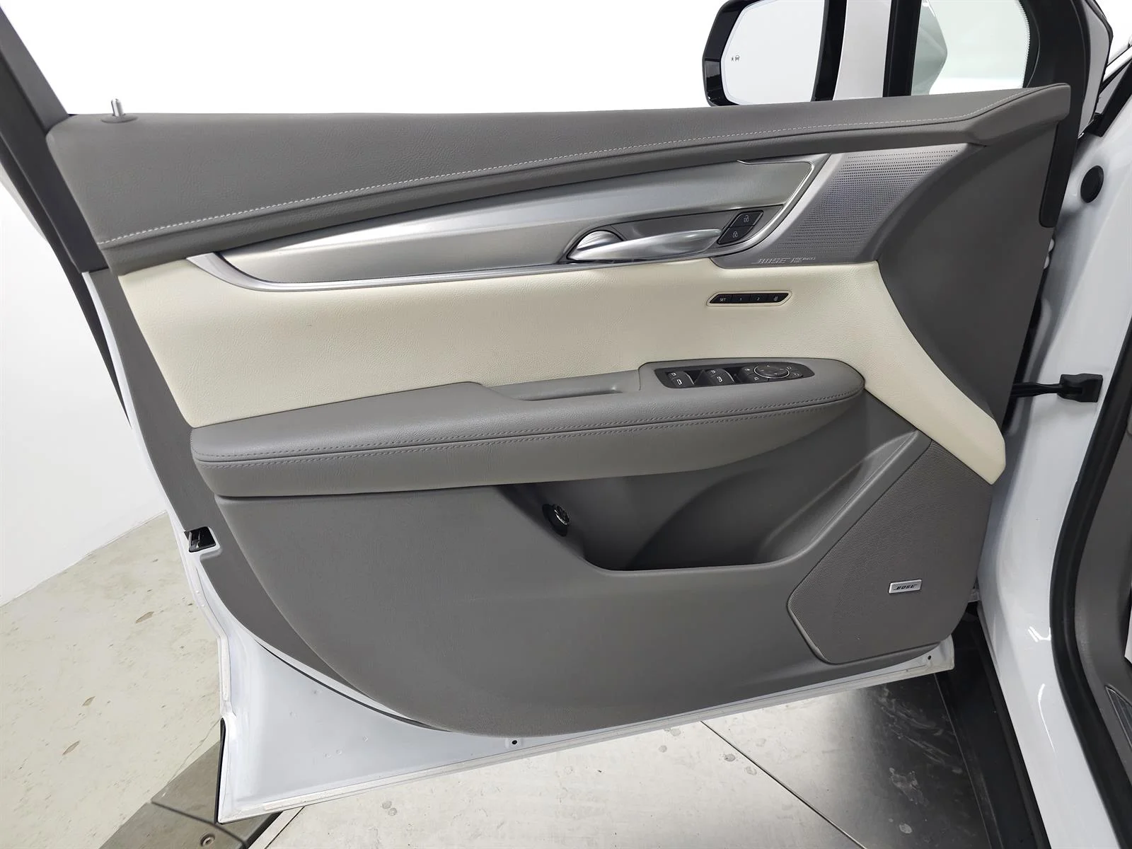 Used 2025 White Cadillac Premium Luxury image 15