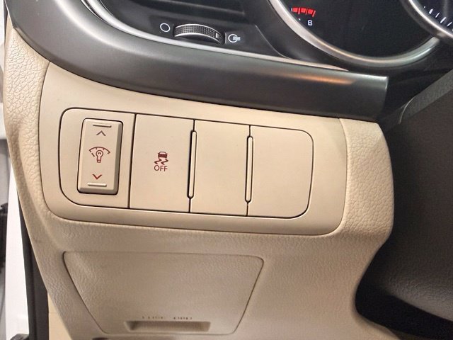 Used 2015 White Kia LX image 17