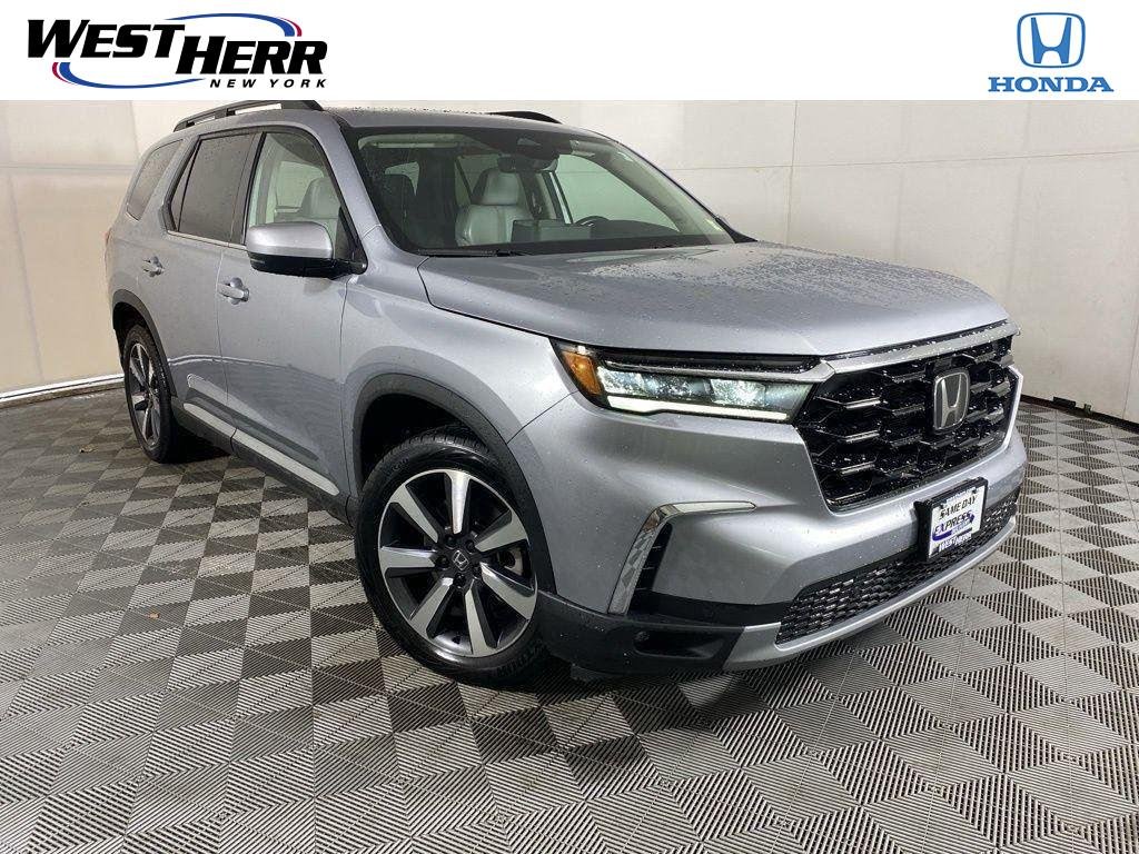 Used 2023 Lunar Silver Metallic Honda Touring image 1