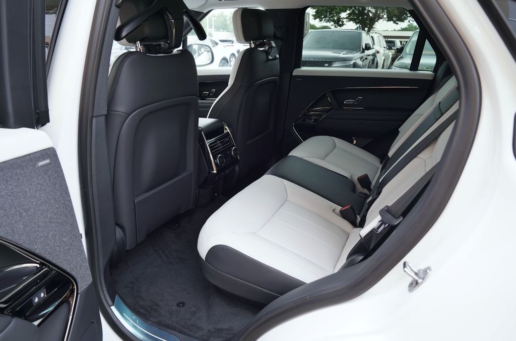 New 2026 Fuji White Land Rover Dynamic SE image 32