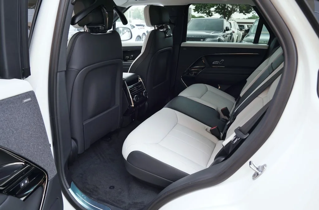 New 2026 Fuji White Land Rover Dynamic SE image 32