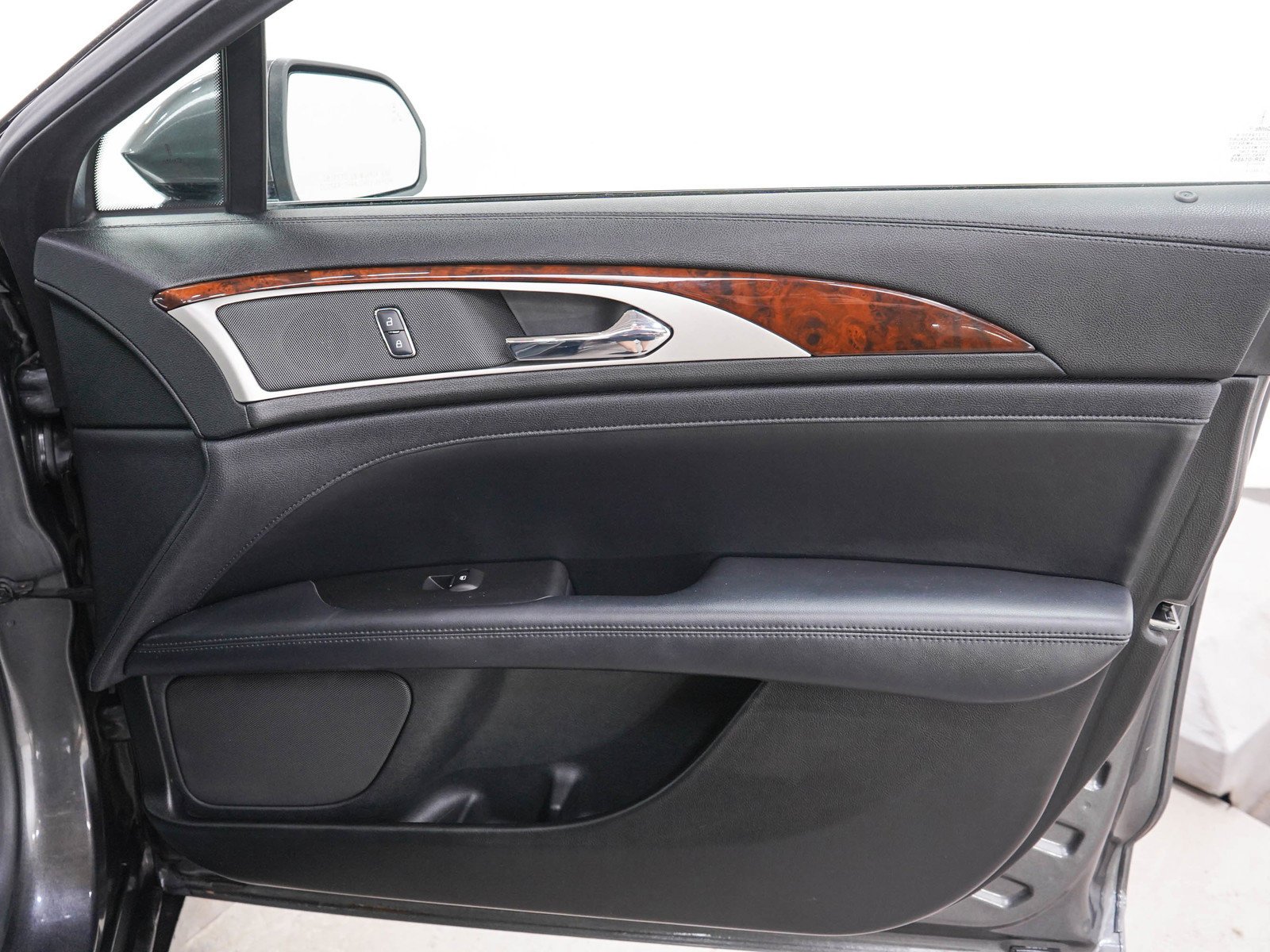 Used 2017 Magnetic Gray Metallic Lincoln Reserve image 9